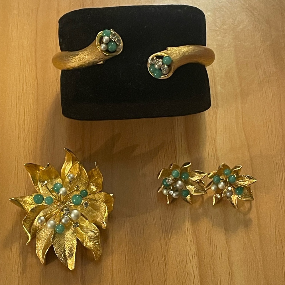 Vintage Gold-Tone Flower Jewelry Set with Turquoise Beads and Pearls